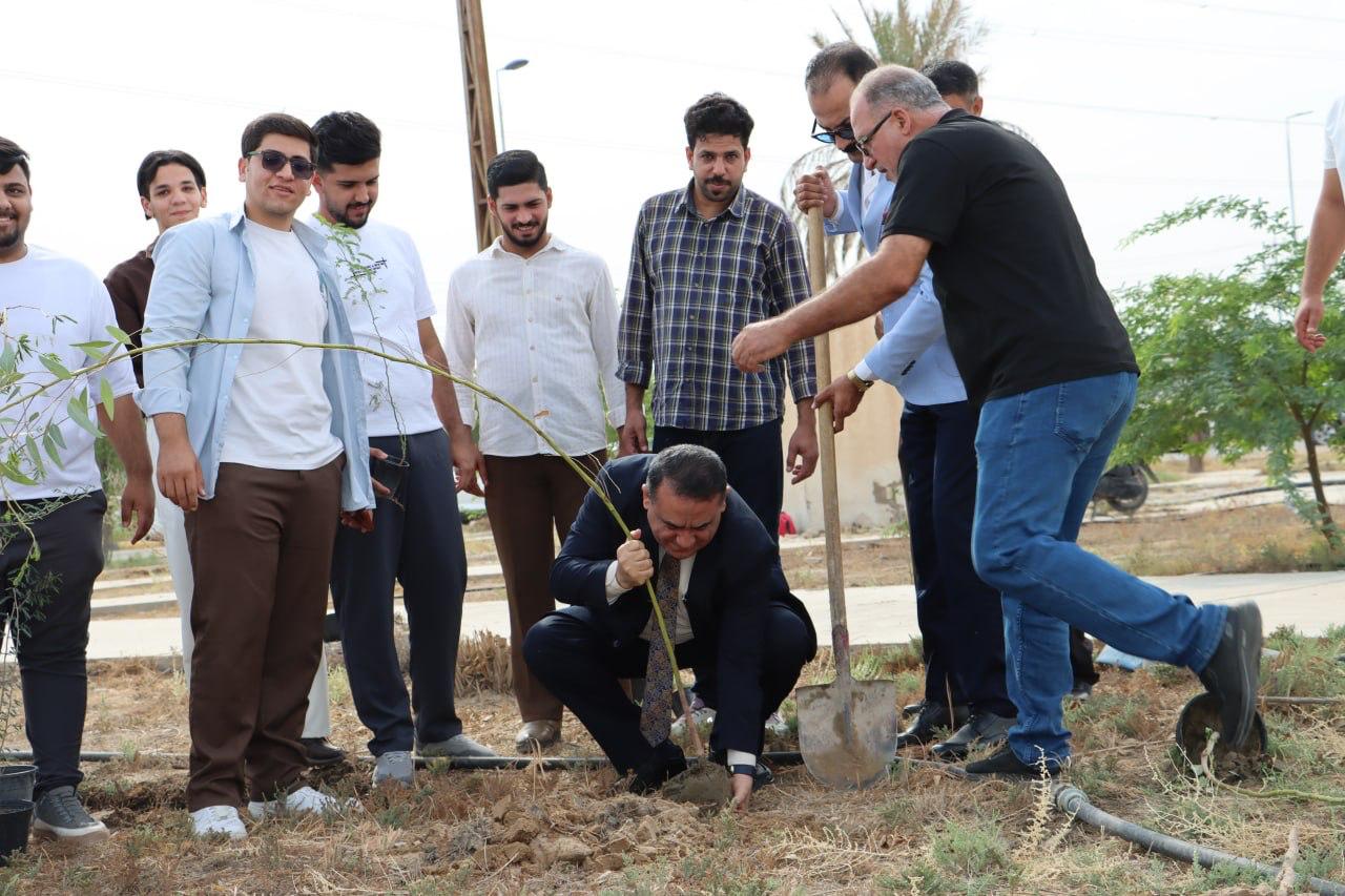 المعاون الإداري وطلبة كلية الصيدلة خلال غرس الأشجار